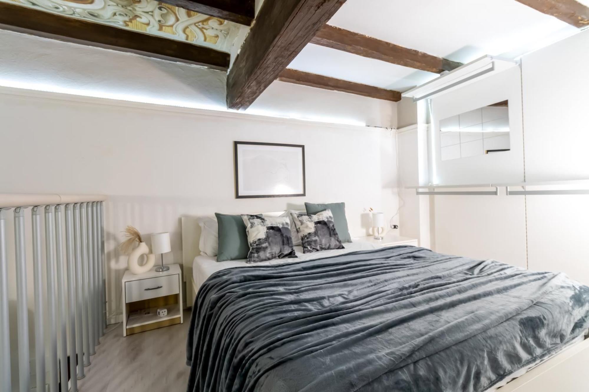 Charming Frescoed Loft — Photos 2