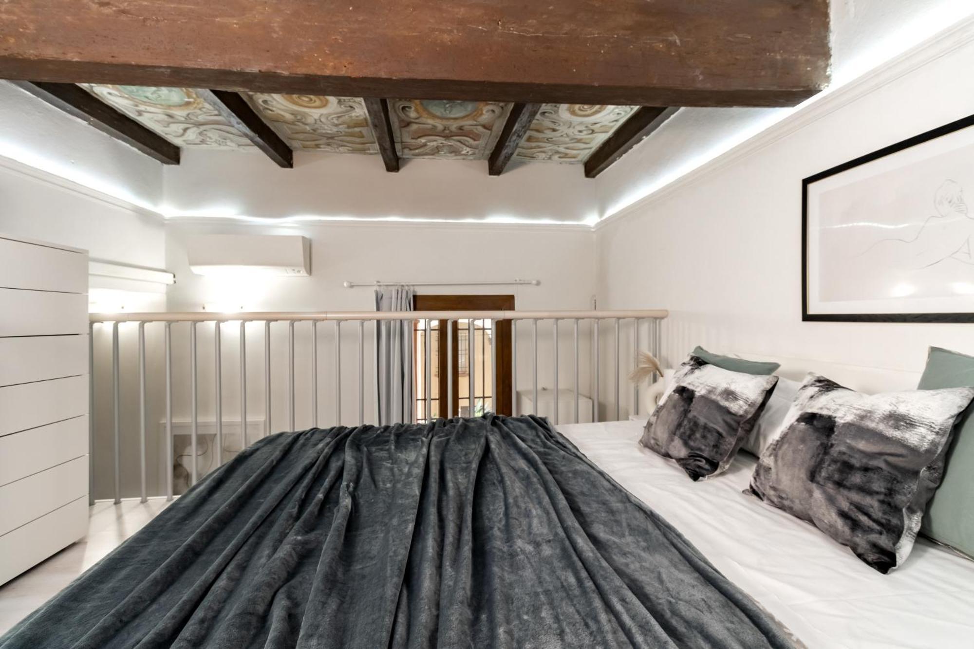 Charming Frescoed Loft — Photos 1
